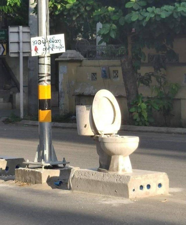 Deretan foto-foto WC di ruang terbuka yang absurd